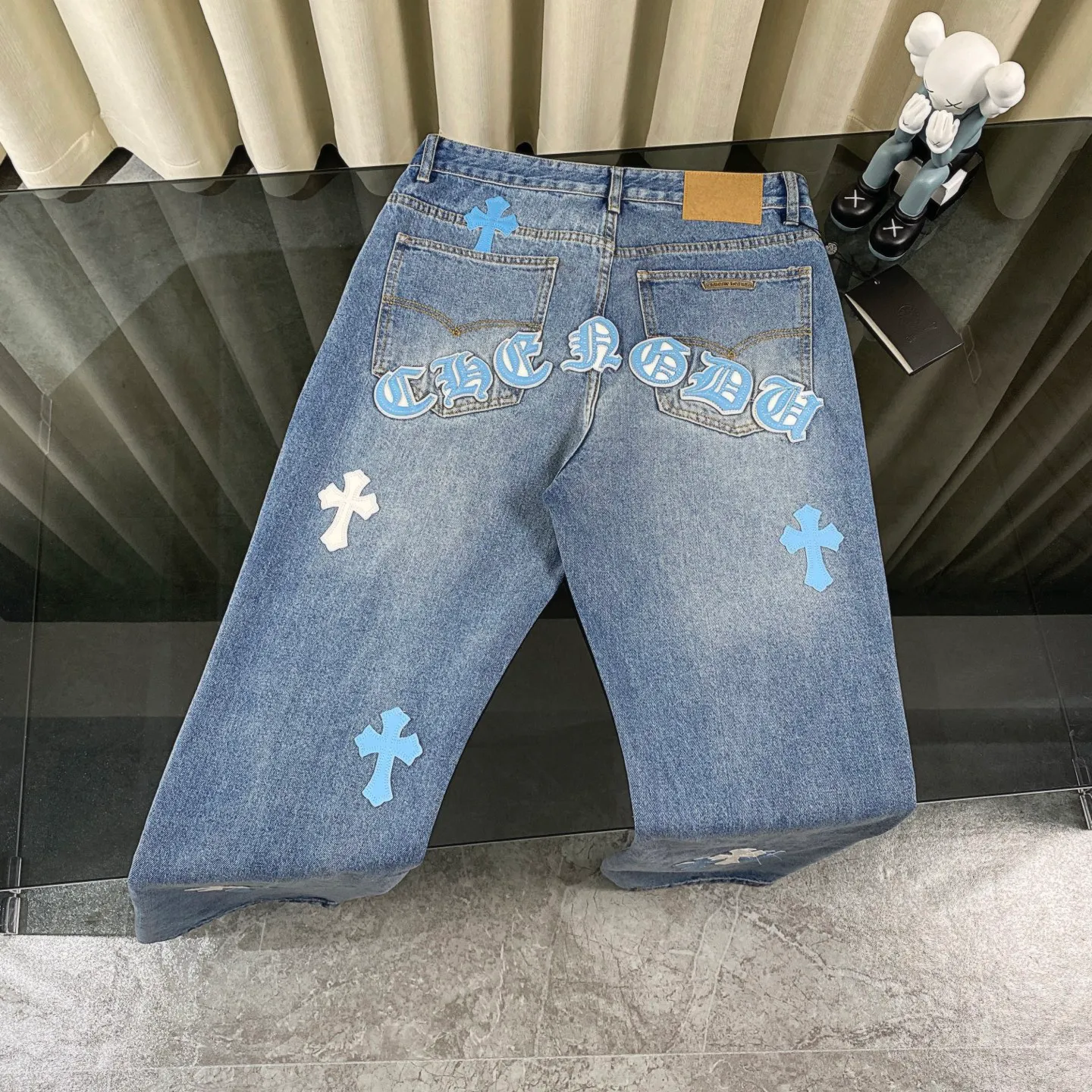 🅿️280 chrome hearts 2025 new city limited leather label jeans vi Top heavy industry fashionable design] Consistent high street luxury style creation. Speaking of this style, the Zangyin family and GU family are definitely among the leading representative brands. Especially the Zangyin family has really achieved a state-of-the-art effect in creating high street style. It is made of unique washed materials. The color system of this model is already quite eye-catching. After it is decorated with patchwork cross flowers, it cleverly highlights the charm of the brand. Secondly, this model uses classic The classic high-waist cutting design highlights the long legs and the fashionable temperament of the upper body. The brand is highly recognizable and the slim fit configuration is more suitable for daily wear. This product is a product that interprets personality, fashion, and specifications at a glance. This single product is enough to make any fan excited. It can be a white T-shirt for youthful preppy style, or a tight sling for royal lady style. It has strong matching ability and can be easily controlled by men.  [Material and craftsmanship] Needless to say, this point goes without saying. As an excellent craftsman brand, Zangyin has really perfect requirements for details and craftsmanship. The washed color of this model has gone through so many processes, not to mention the embellishment of the denim appliqués. It is also purely handmade and sewn. Just like what they believe in, only handmade things have soul and have the meaning of wear. A top-notch heavy-duty fashionable denim item, I look forward to your perfect interpretation! !  Size:28-34